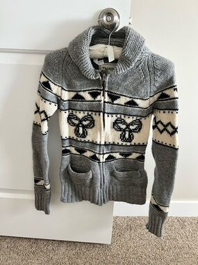 Aritzia Grey and Cream Zip Front Patterned Knit Cardigan